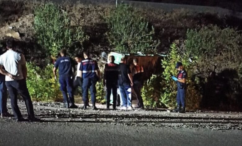 Adana'da traktör, yol kenarındaki kayaya çarptı: 1 ölü 1 yaralı