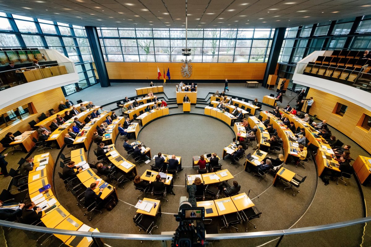 Almanya da üşüyen milletvekillerine battaniye teklif edildi #4