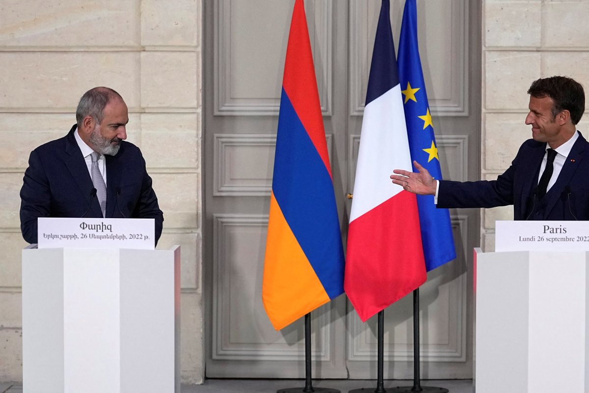 Fransa Cumhurbaşkanı Macron, Ermenistan Başbakanı Paşinyan la buluştu #3