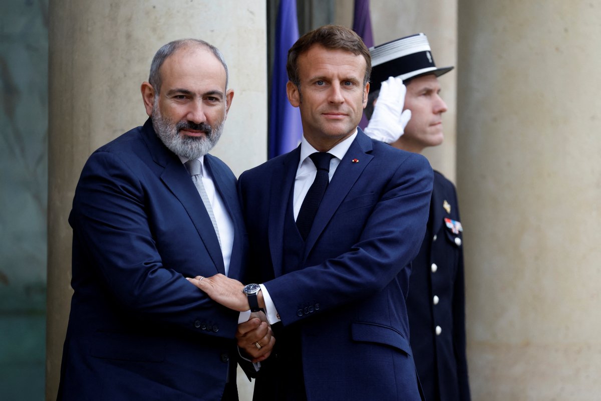Fransa Cumhurbaşkanı Macron, Ermenistan Başbakanı Paşinyan la buluştu #1