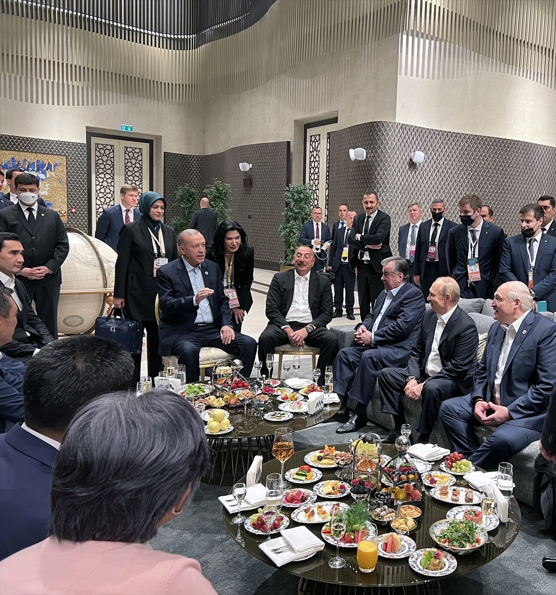 Aslı Aydıntaşbaş ve Nevşin Mengü den Erdoğan ın liderlerle fotoğrafına övgü tepkisi #4