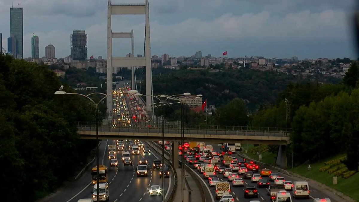 İstanbul da okulların açılmasıyla trafik yoğunluğu başladı #1