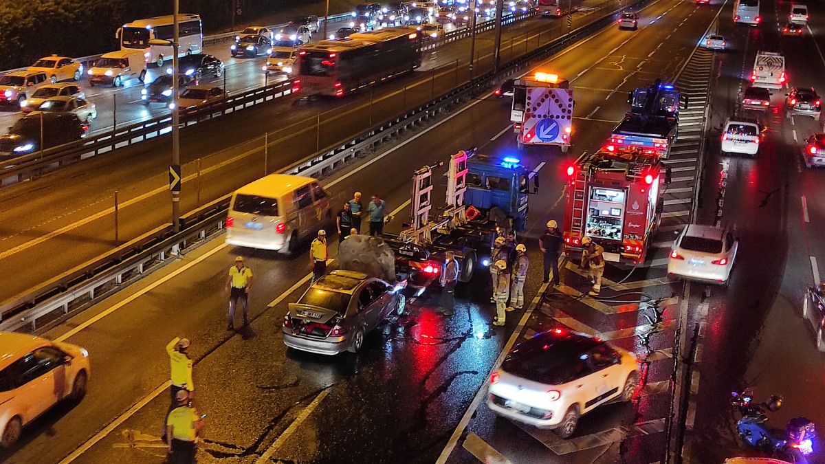 Beyoğlu nda seyir halindeki otomobil alev aldı #2