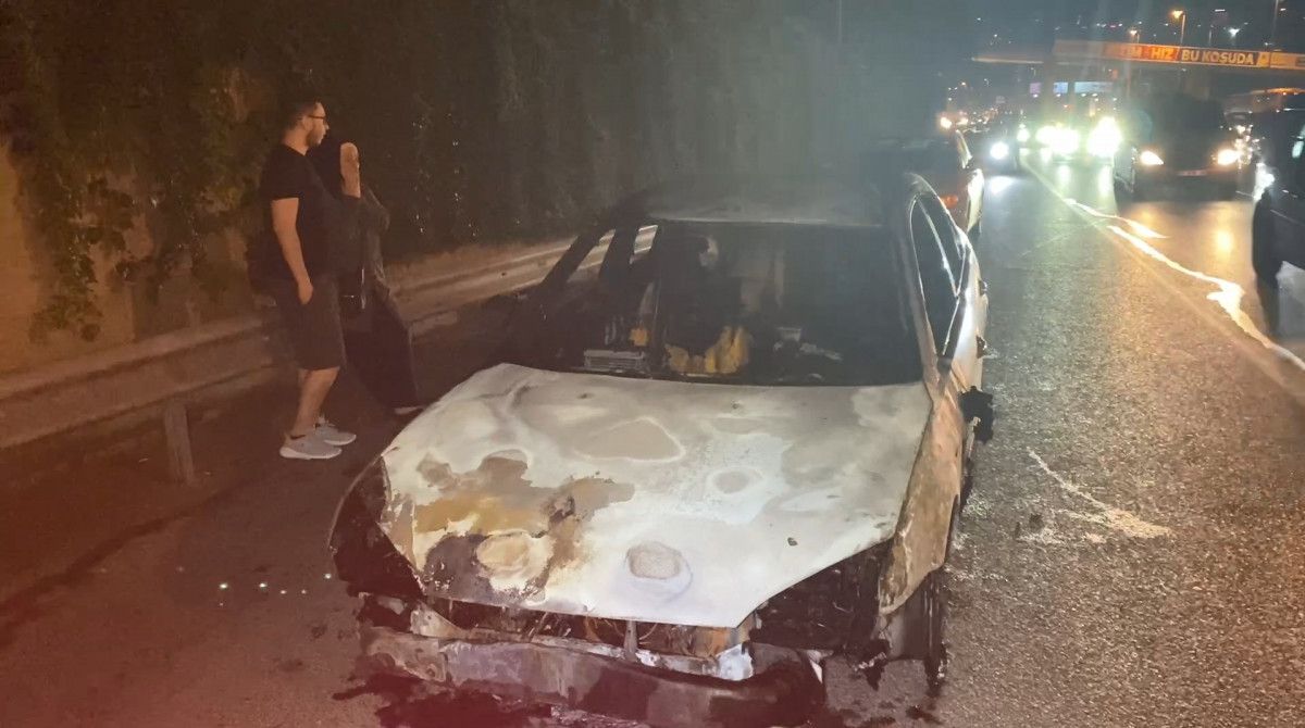 Beyoğlu nda seyir halindeki otomobil alev aldı #1