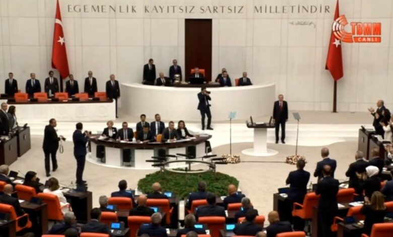 Cumhurbaşkanı Erdoğan Genel Kurul'a girince CHP ayağa kalkmadı