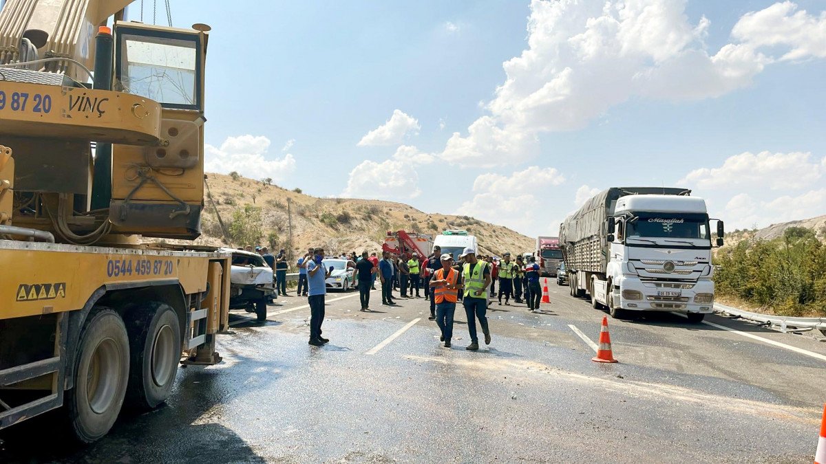 Gaziantep te 16 kişinin öldüğü kazada şoförün perde ile uğraştığı detayı #2