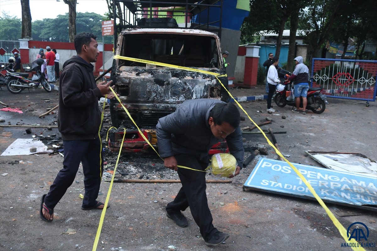 Endonezya da futbol maçında çıkan izdihamda 129 kişi öldü #7