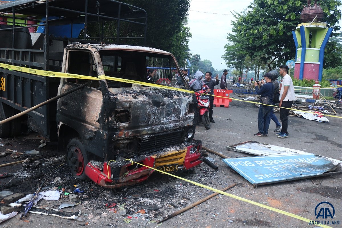Endonezya da futbol maçında çıkan izdihamda 129 kişi öldü #8