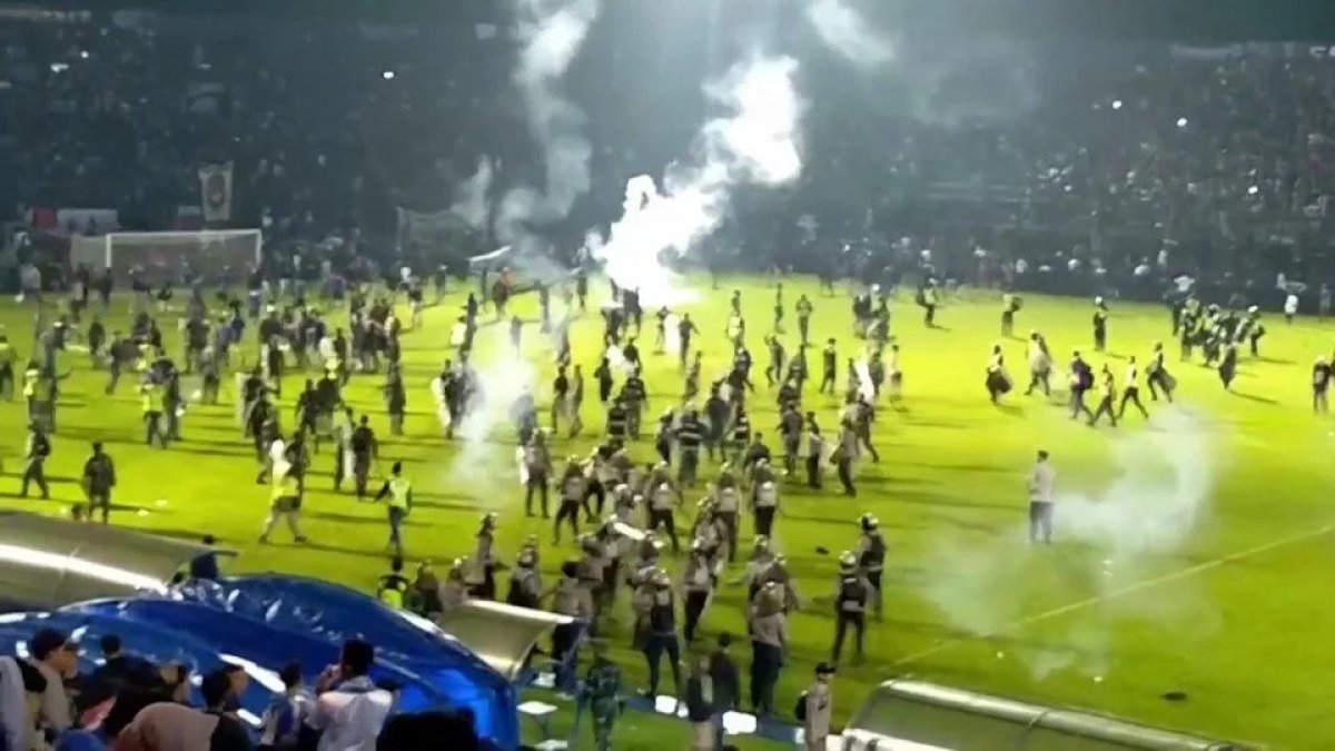 Endonezya da futbol maçında çıkan izdihamda 129 kişi öldü #3