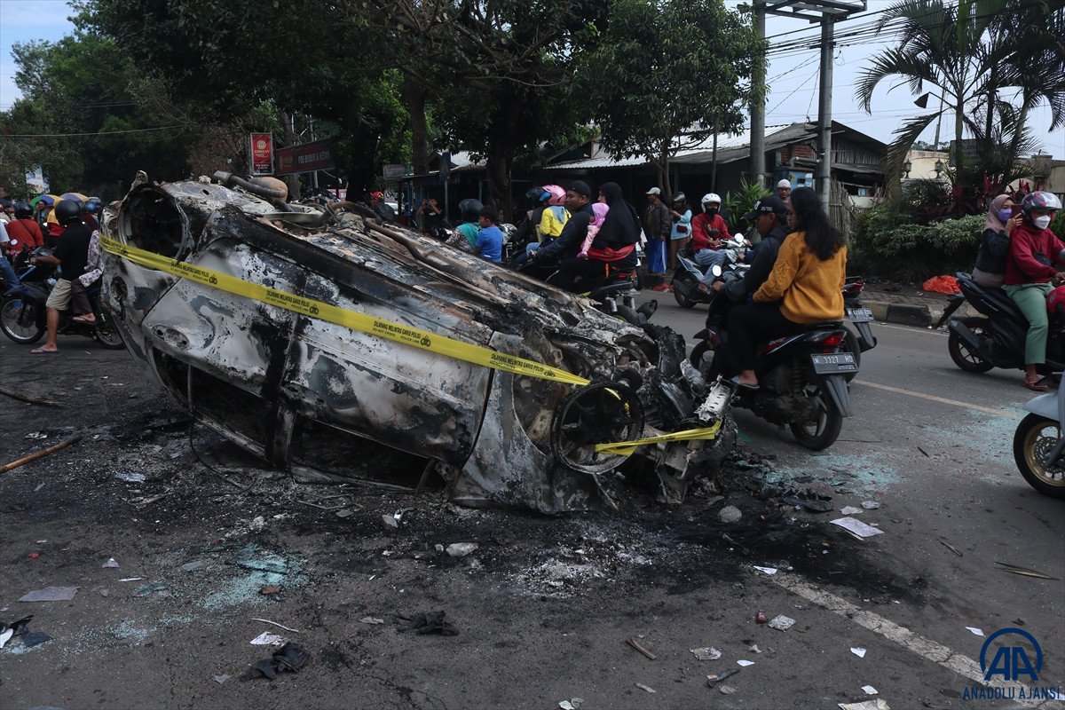 Endonezya da futbol maçında çıkan izdihamda 129 kişi öldü #10