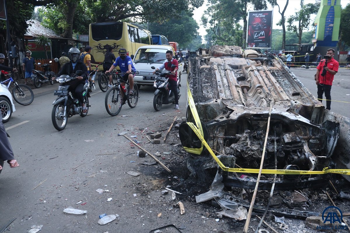 Endonezya da futbol maçında çıkan izdihamda 129 kişi öldü #11