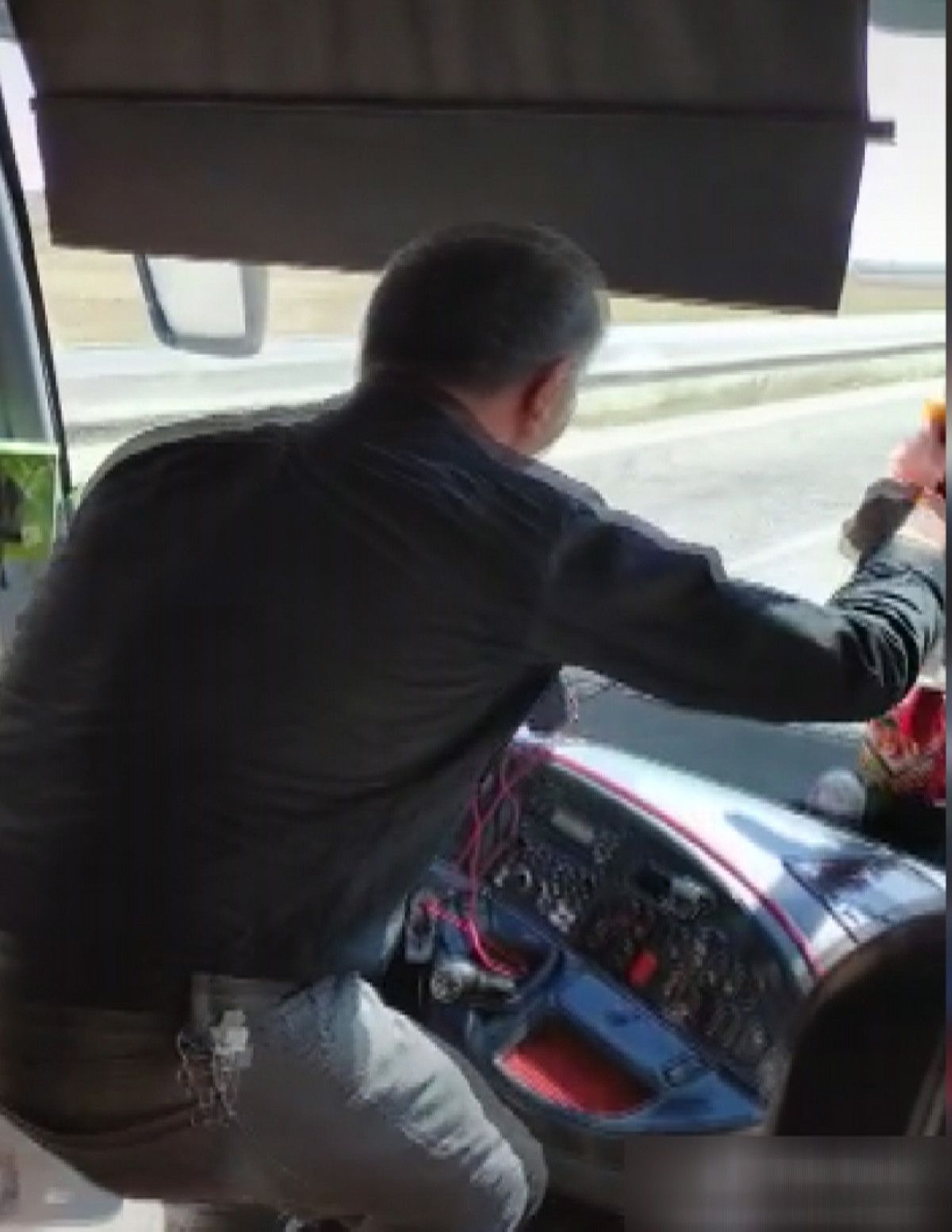 Ağrı da otobüs şoförünün seyir halindeyken ayakta dans ettiği anlar kamerada #6