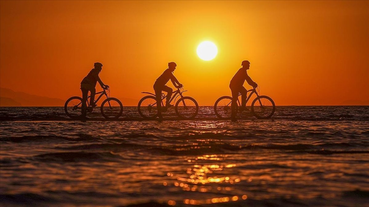 Van Gölü nde oluşan adacıklarda bisiklet sürdüler #1