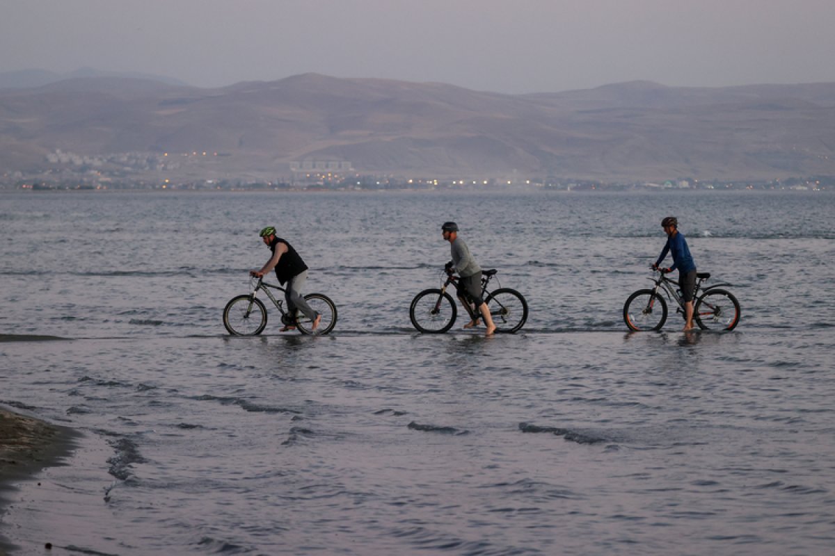 Van Gölü nde oluşan adacıklarda bisiklet sürdüler #5