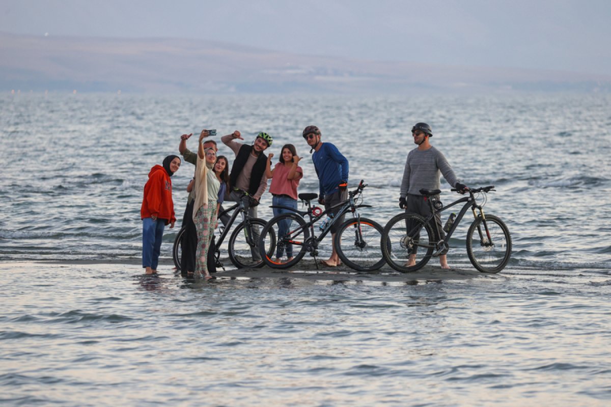 Van Gölü nde oluşan adacıklarda bisiklet sürdüler #7