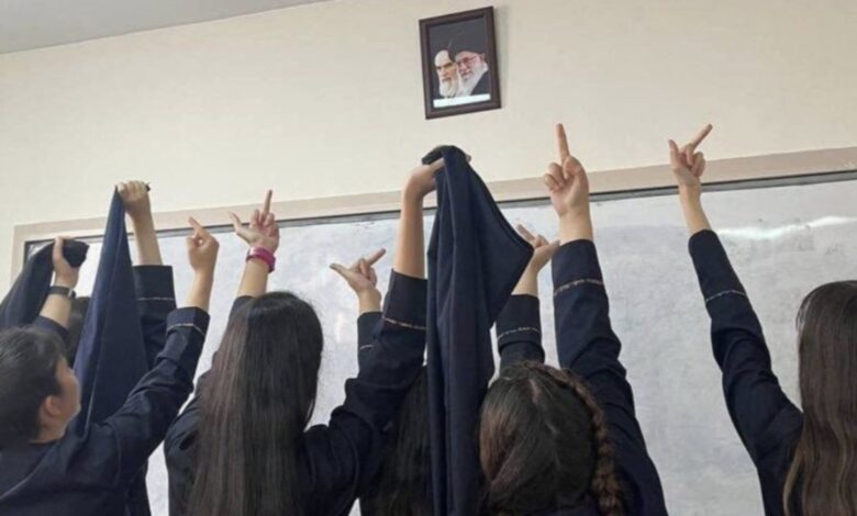 İran'da öğrenciler, Hamaney ve Humeyni'nin fotoğrafına el hareketi yaptı