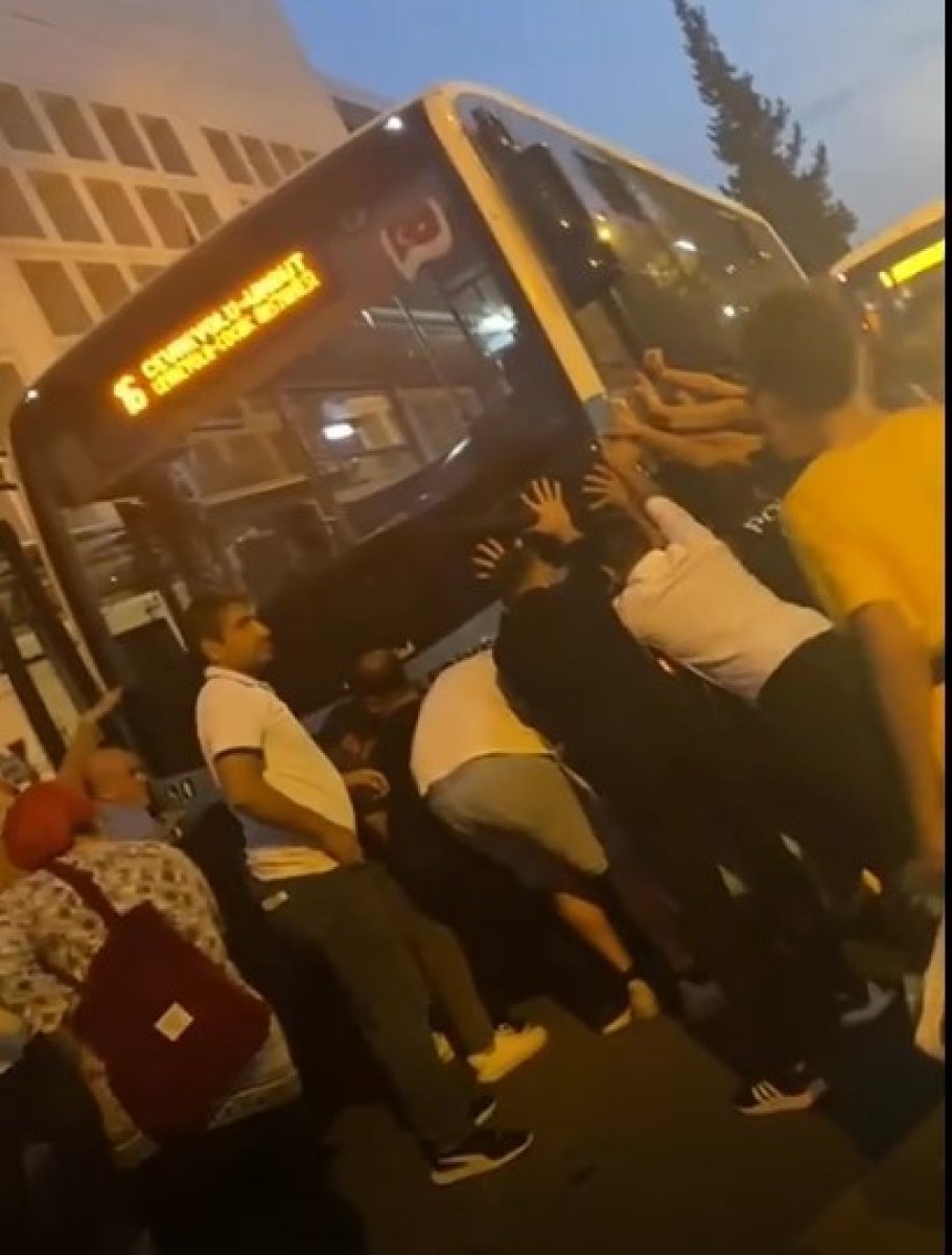 Kahramanmaraş ta halk otobüsünün altında kalan şahsı, aracı kaldırarak kurtardılar #1