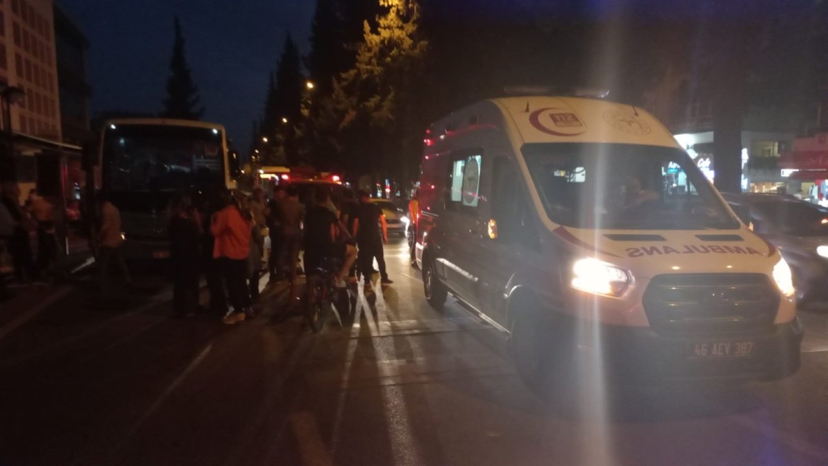 Kahramanmaraş ta halk otobüsünün altında kalan şahsı, aracı kaldırarak kurtardılar #2