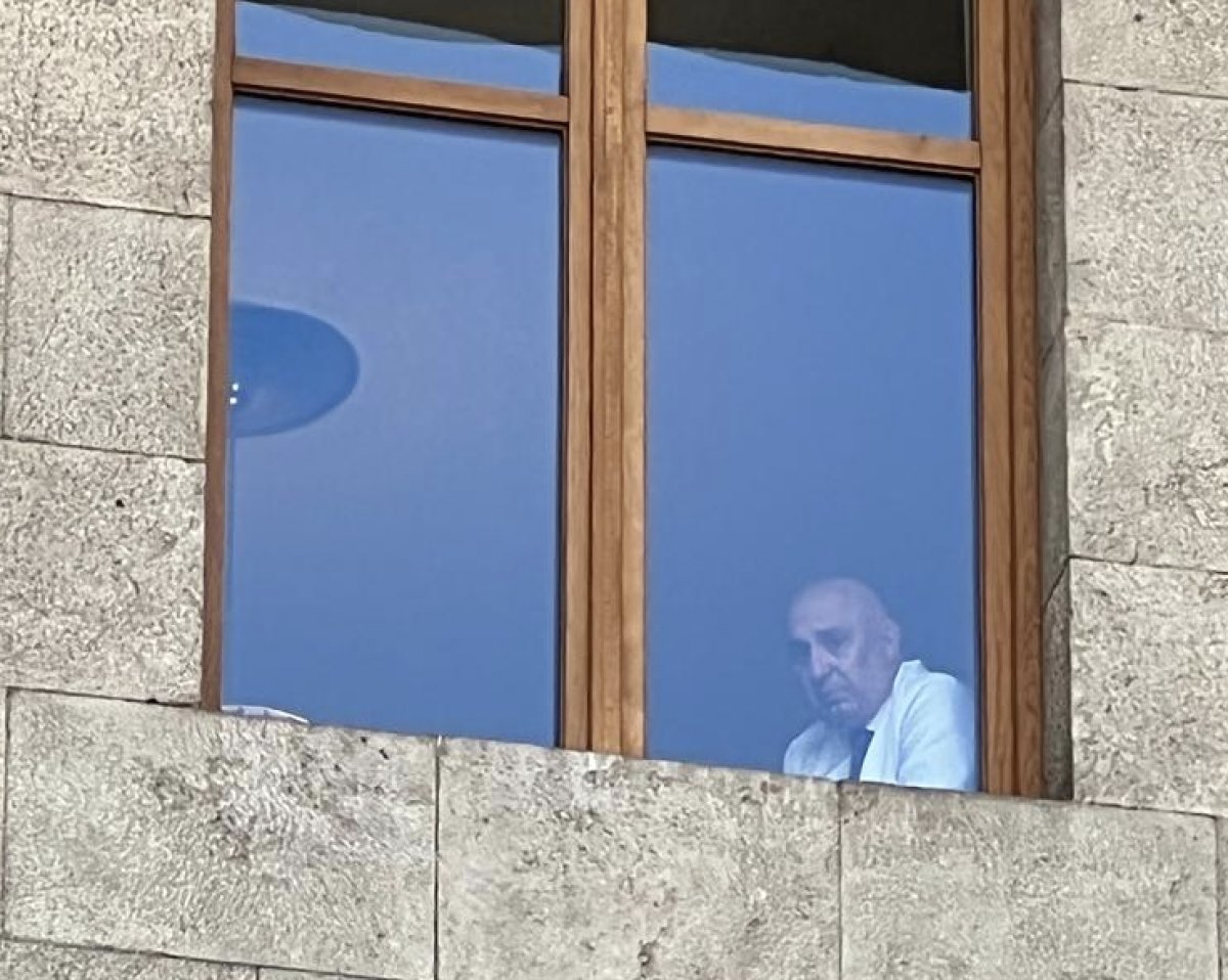 Cumhurbaşkanı Erdoğan ı camdan izleyen CHP li: Engin Özkoç #1
