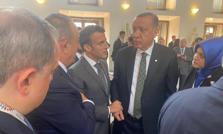 Cumhurbaşkanı Erdoğan, Macron ile ayaküstü sohbet etti