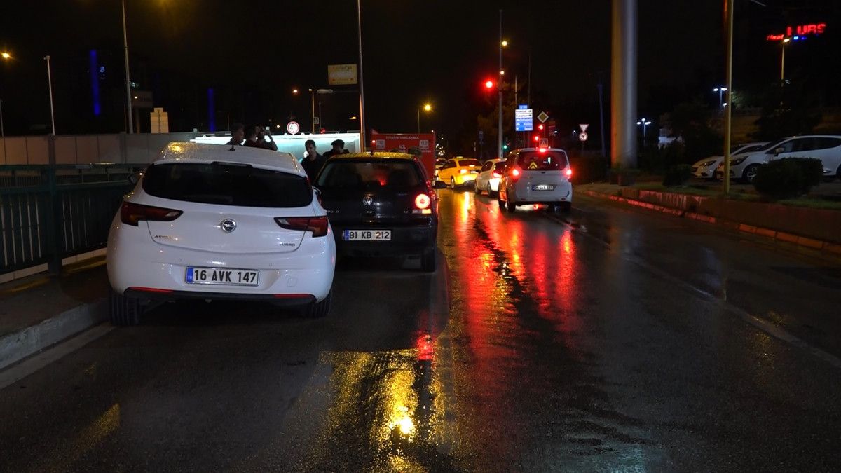Bursa da yakıtı biten kadına yardım ederken otomobil çarptı #3