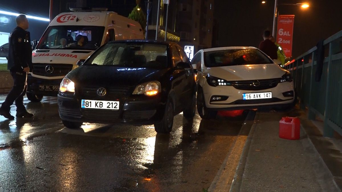 Bursa da yakıtı biten kadına yardım ederken otomobil çarptı #2