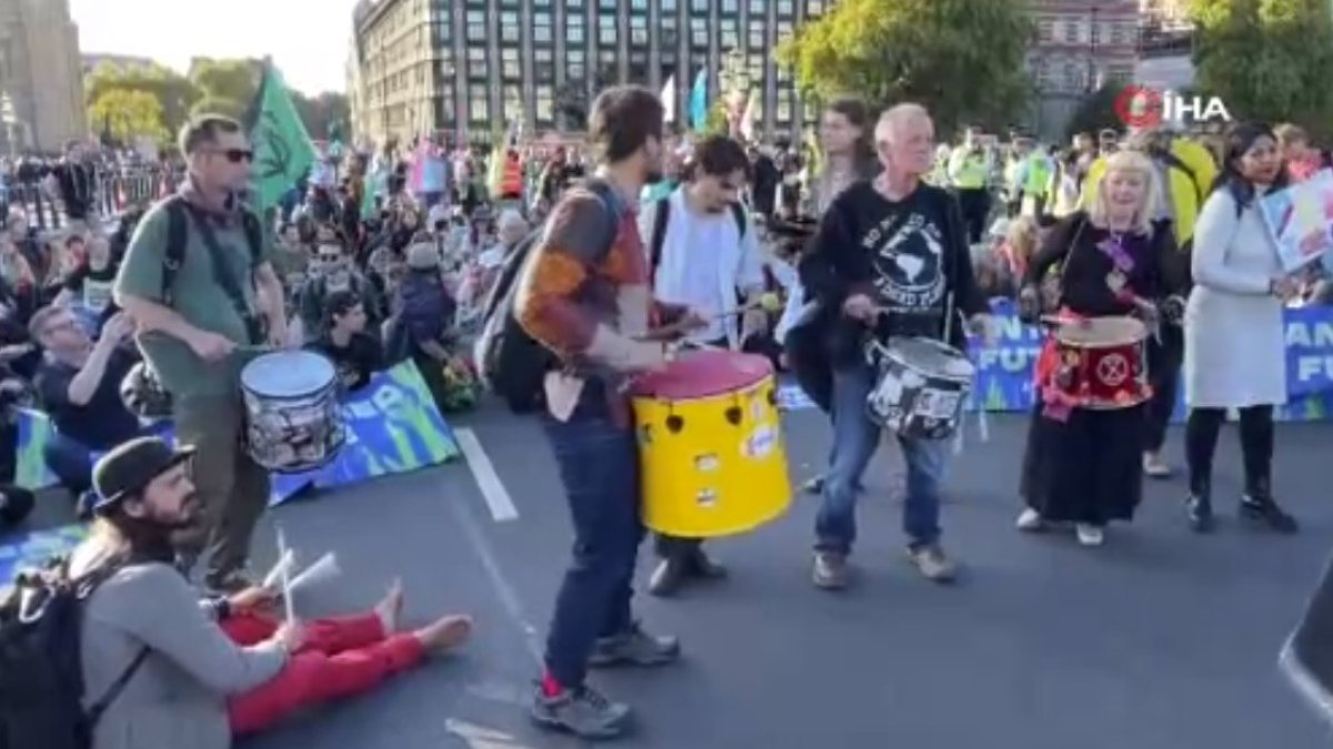 İngiltere de çevrecilerden fosil yakıt ve hayvan hakları protestosu #1