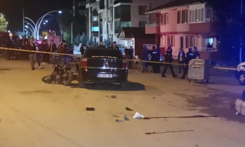 Tokat'ta otomobile çarpan motosiklet sürücüsü ve arkadaşı havada takla attı