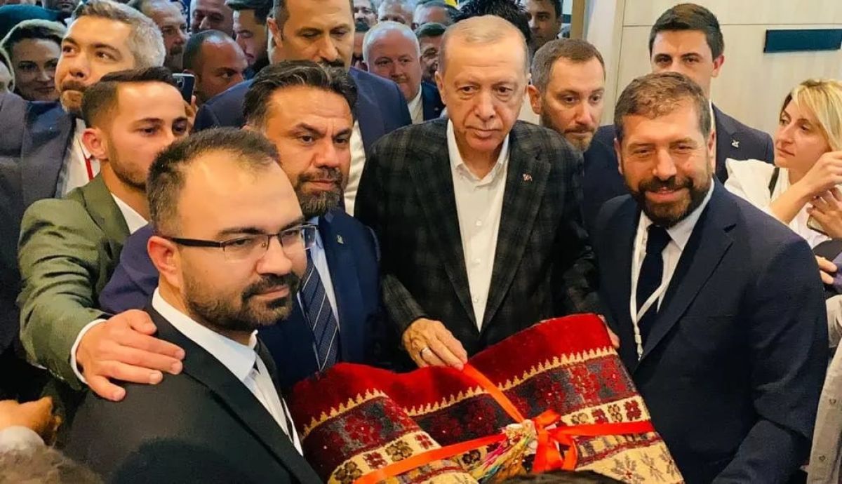 Cumhurbaşkanı Erdoğan’a Sındırgı’dan Yağcıbedir Halısı hediye edildi #1