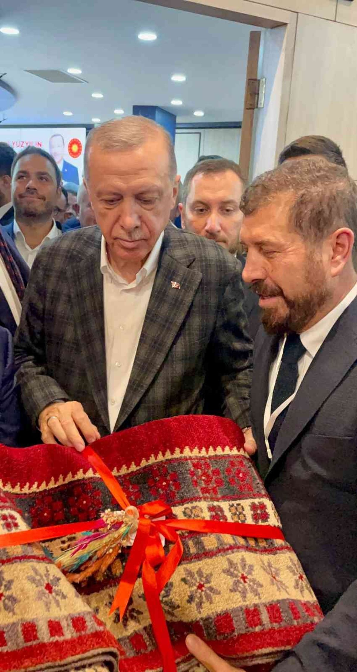 Cumhurbaşkanı Erdoğan’a Sındırgı’dan Yağcıbedir Halısı hediye edildi #2