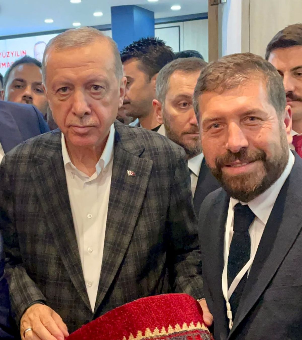Cumhurbaşkanı Erdoğan’a Sındırgı’dan Yağcıbedir Halısı hediye edildi #3