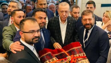 Cumhurbaşkanı Erdoğan’a Sındırgı’dan Yağcıbedir Halısı hediye edildi