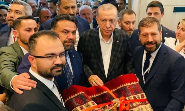 Cumhurbaşkanı Erdoğan’a Sındırgı’dan Yağcıbedir Halısı hediye edildi