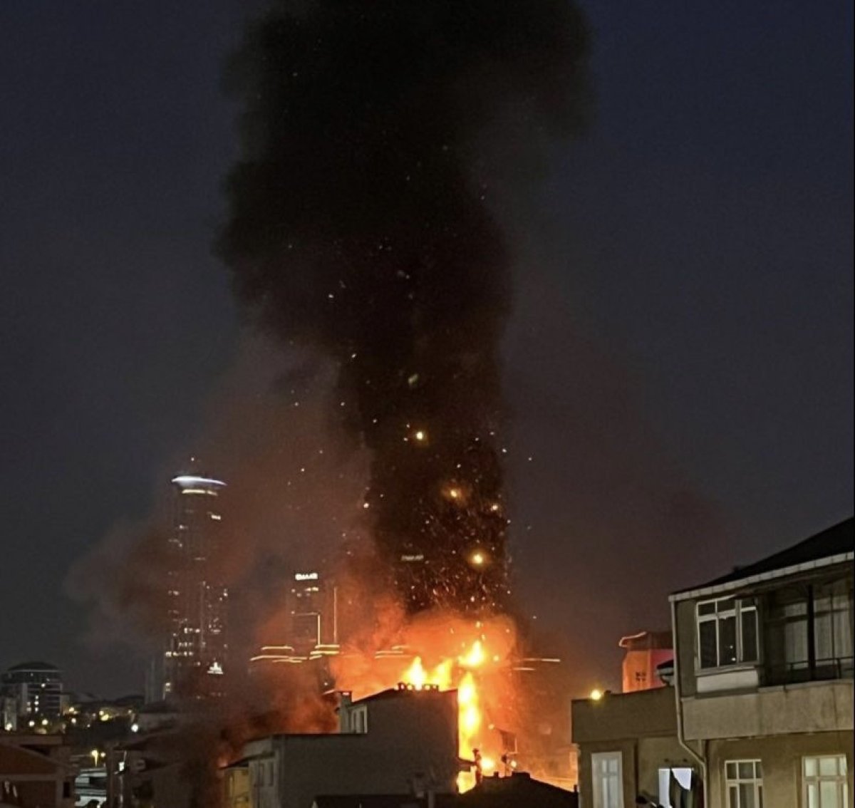 Kadıköy’de bir binada patlama yaşandı #1