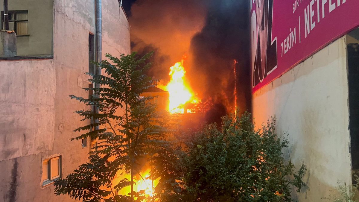 Kadıköy’de bir binada patlama yaşandı #4