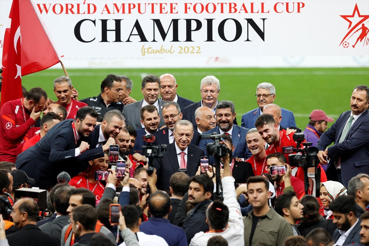 Ampute Futbol Milli Takımımızın kupasını Cumhurbaşkanı Erdoğan verdi #2