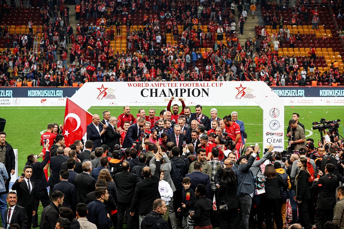 Ampute Futbol Milli Takımımızın kupasını Cumhurbaşkanı Erdoğan verdi #1