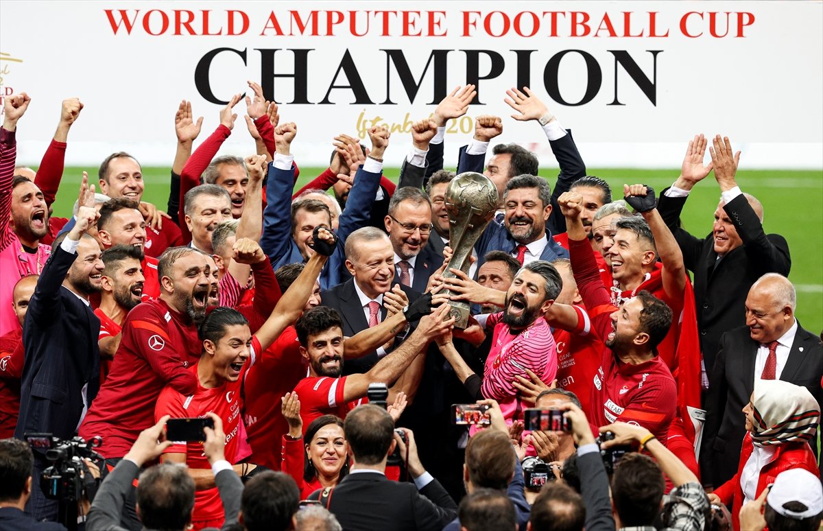 Ampute Futbol Milli Takımımızın kupasını Cumhurbaşkanı Erdoğan verdi #6