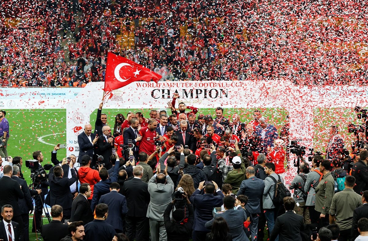 Ampute Futbol Milli Takımımızın kupasını Cumhurbaşkanı Erdoğan verdi #4