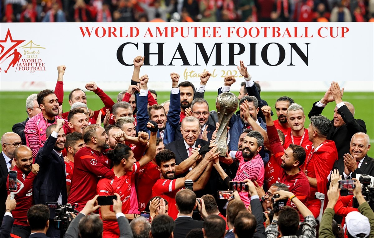 Ampute Futbol Milli Takımımızın kupasını Cumhurbaşkanı Erdoğan verdi #5