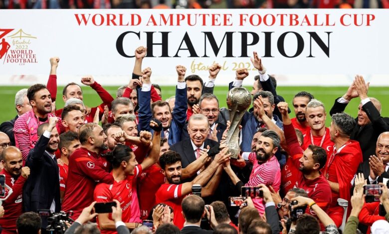 Ampute Futbol Milli Takımımızın kupasını Cumhurbaşkanı Erdoğan verdi