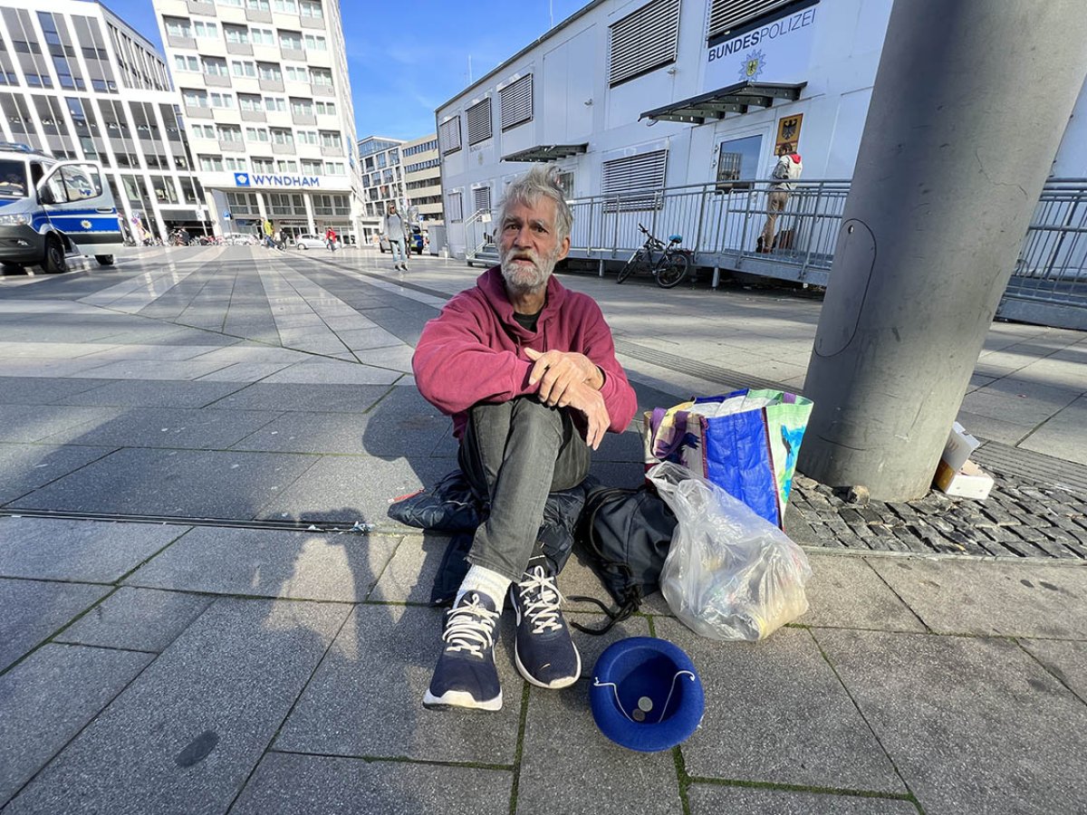 Almanya da 10 yıldır sokaklarda kalan Peter Schmidt in dramatik yaşam hikayesi #4