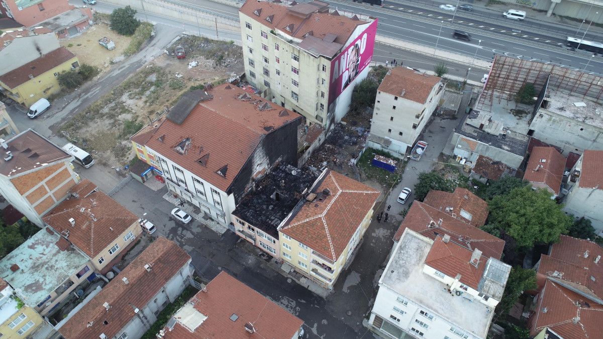 Kadıköy’de 3 katlı binadaki patlamanın şiddeti, sabah aydınlığında belirginleşti #9