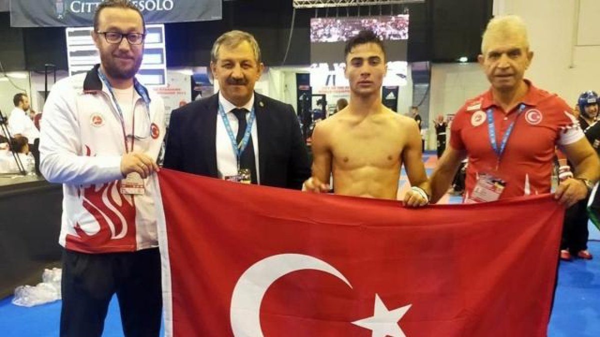 Genç kick boksçu Çetin Karapınar Dünya Şampiyonu #1