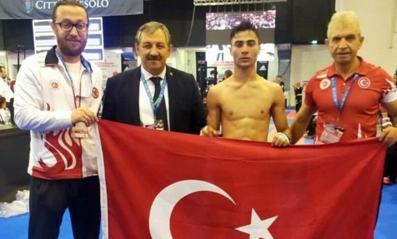 Genç kick boksçu Çetin Karapınar Dünya Şampiyonu
