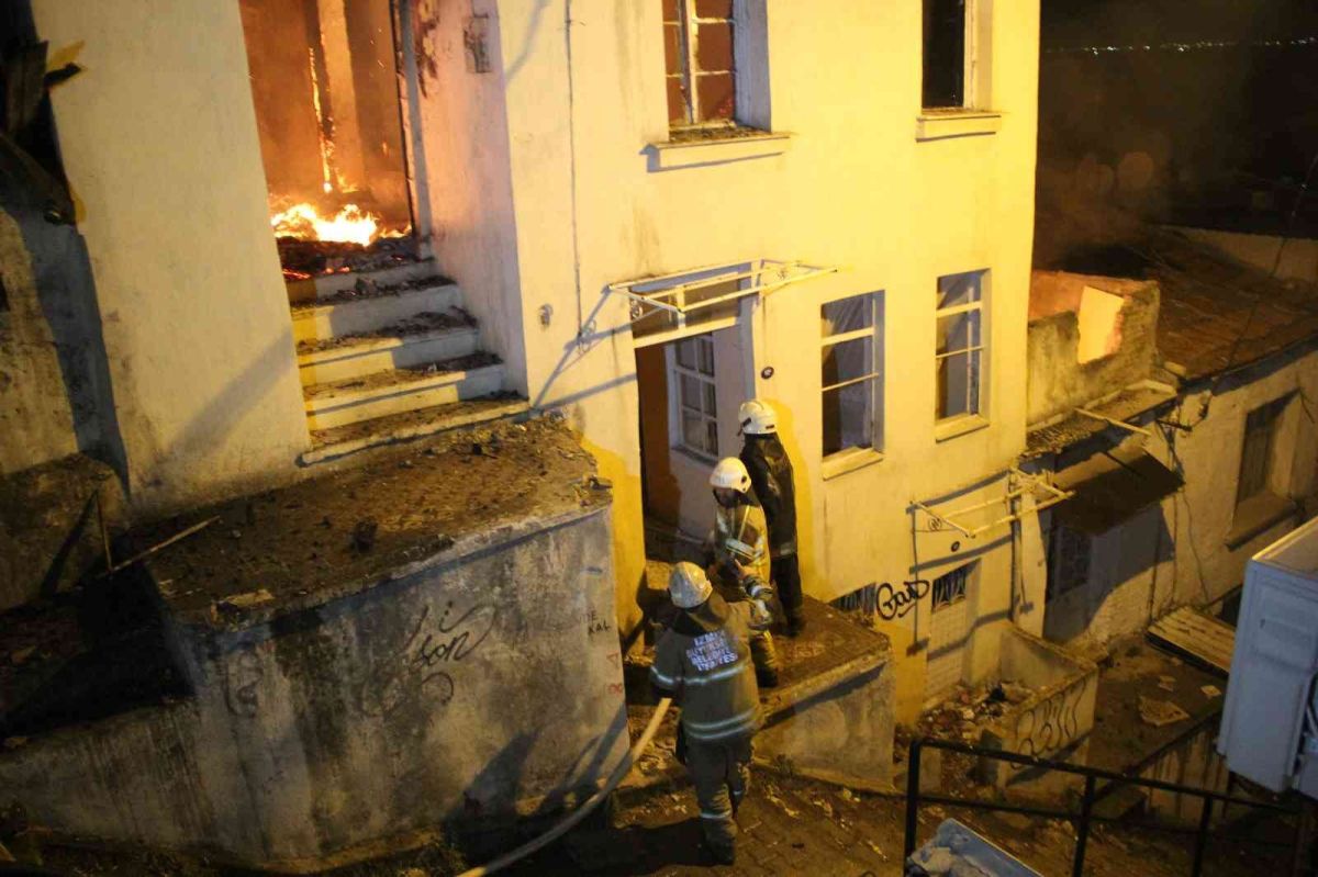 İzmir da 3 katlı müstakil ev alev alev yandı #6