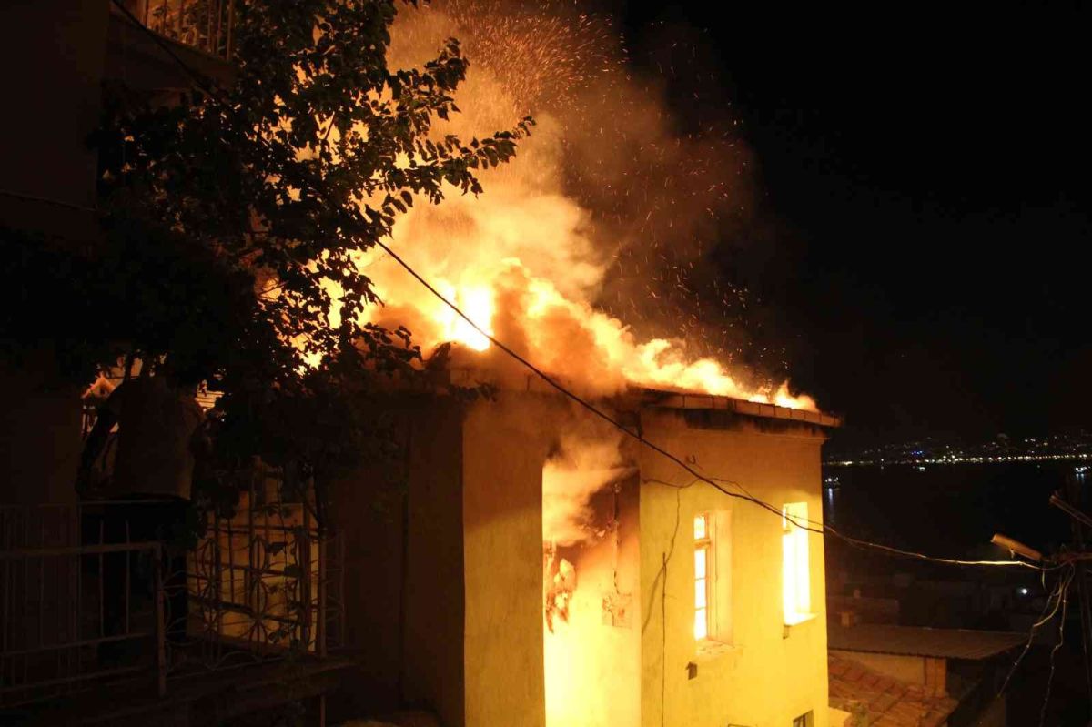 İzmir da 3 katlı müstakil ev alev alev yandı #1