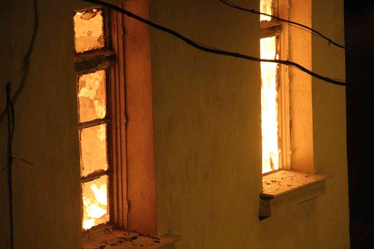 İzmir da 3 katlı müstakil ev alev alev yandı #3