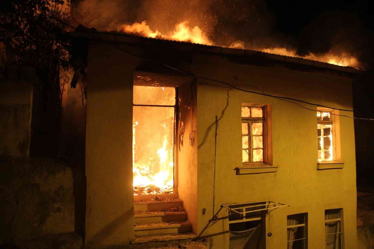 İzmir da 3 katlı müstakil ev alev alev yandı #2