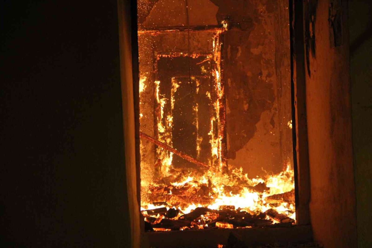 İzmir da 3 katlı müstakil ev alev alev yandı #4